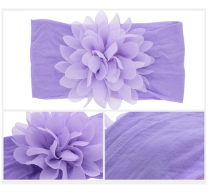 Détail du bandeau violet en nylon pour bébé avec grandes fleurs en mousseline de soie