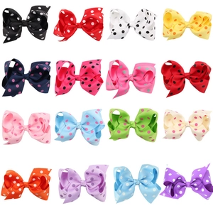 Lot détaillé de 16 nœuds papillon colorés à pois pour filles disposés en grille