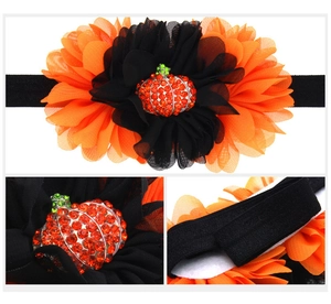 Dettaglio macro dello strass a zucca di Halloween e fascia con fiore in chiffon arancione