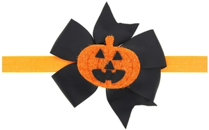 Détail d'un bandeau d'Halloween avec un patch de citrouille orange et un nœud noir