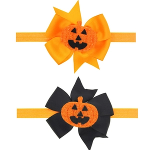 Détail de bandeaux d'Halloween avec visages de citrouille scintillants sur rubans élastiques
