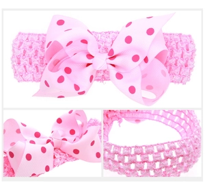 Détail du bandeau à nœud rose à pois montrant la texture en crochet et la qualité du ruban