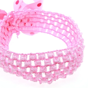 Bandeau bébé au crochet rose avec un accent de nœud en gros-grain à pois rouges