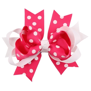 Barrette à cheveux fait main à pois avec ruban rose en queue d'aronde sur fond blanc
