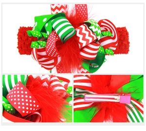 Détail d'un nœud de Noël avec motifs festifs, plumes et pince crocodile en métal robuste