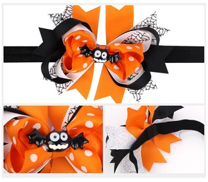 Dettaglio fascia per capelli Halloween con fiocco, ragnatela e piccola pipistrello