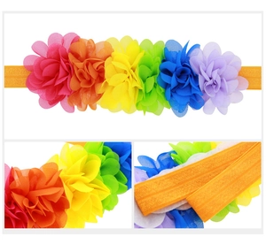 Dettaglio di una fascia per capelli con fiori in chiffon colorato per bambini ed elastico