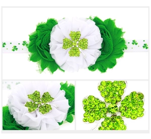 Détail de fleurs en mousseline vertes et blanches avec un trèfle en strass au centre