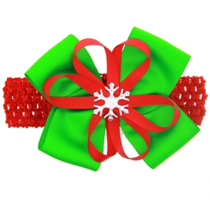 Weihnachts-Stirnband für Babys mit roter Häkeloptik und grüner Schleife mit Schneeflocke