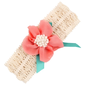 Baby-Stirnband mit rosa Chiffonblume, weißem Häkelband und zarten Perlendetails