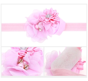Détails d'un bandeau pour bébé à fleurs roses fait main avec strass et ruban élastique