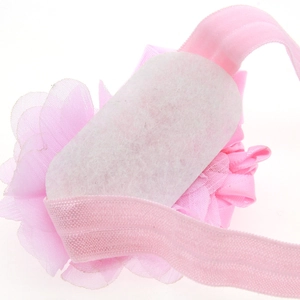 Bandeau élastique pour bébé avec fleurs en tulle rose et support en feutre doux