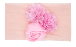 Détail du bandeau rose pour bébé avec trois ornements floraux 3D sur tissu nylon