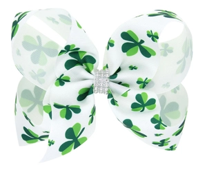 Détail du nœud de la Saint-Patrick avec trèfle vert et bague sertie de strass argentés