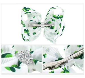 Détails de la barrette Saint-Patrick avec ruban trèfle et centre en strass