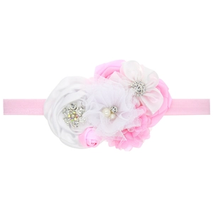 Baby Haarband mit rosa Seidenrosen, Spitze, Strass und Perlen auf weißem Hintergrund