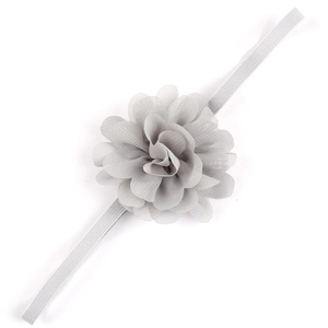 Dettaglio di una fascia per capelli con fiore in chiffon grigio per neonati con elastico