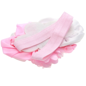 Elegantes Baby-Stirnband mit rosa Satinrosen und breitem Gummiband auf weißem Hintergrund