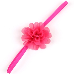 Dettaglio del fiore di chiffon fucsia su fascia elastica in nylon per neonati