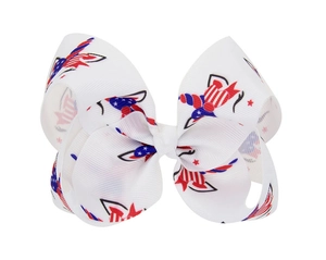 Détail du nœud papillon aux motifs du drapeau américain en rouge blanc et bleu vif