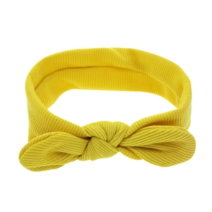Détail du bandeau bébé en maille côtelée jaune vif avec un nœud en oreilles de lapin