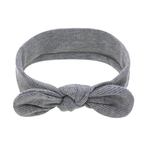 Détail d'un bandeau pour bébé en tissu gris côtelé avec un nœud en oreilles de lapin