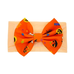 Dettaglio della fascia Halloween per neonati con motivi a zucca arancione e tessuto nylon