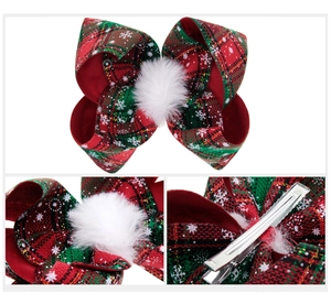 Detailansichten der rot-grünen Weihnachts-Haarschleife mit Karomuster und flauschigem Pompon