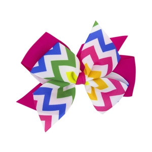 Détail d'une pince à cheveux multicouche pour enfants avec ruban rose et motifs à ondes