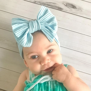 Baby-Stirnband mit großer Schleife aus elastischem, hellblauem Rippstrickstoff