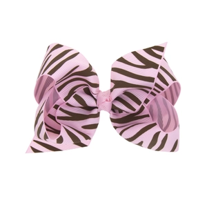 Détail du nœud papillon en ruban gros-grain rose avec imprimé zèbre pour filles