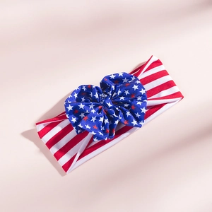Détail du bandeau pour bébé avec nœud drapeau américain sur un tissu en maille souple