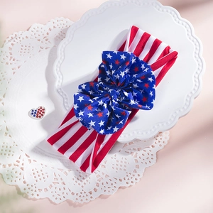 Détail d'un bandeau bébé aux motifs du drapeau américain et tissu élastique