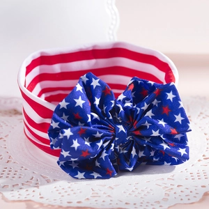 Détail d'un bandeau pour bébé avec motif drapeau américain et grand nœud élégant
