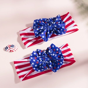 Détail de bandeaux bébé thème drapeau USA avec rayures rouges blanches et nœuds étoilés