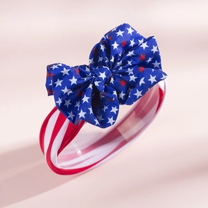 Gros plan d'un bandeau bébé avec motif étoiles et rayures du drapeau US sur le nœud