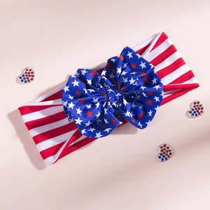 Détail du bandeau bébé avec rayures drapeau US et nœud étoilé avec des accessoires