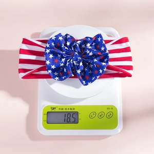 Détail d'un bandeau bébé de 18,5g aux motifs du drapeau américain sur une balance