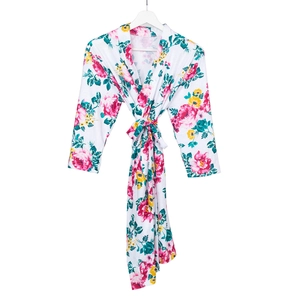 Détail du peignoir de maternité à imprimé floral roses roses avec ceinture sur blanc