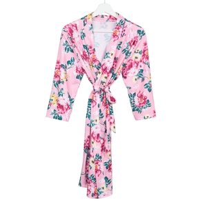 Détail d'un peignoir de maternité à fleurs roses avec manches longues et ceinture assortie