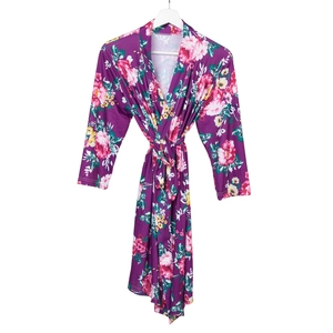 Détail du peignoir de maternité floral violet foncé avec manches longues et ceinture