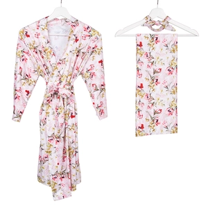 Peignoir de maternité rose fleuri avec couverture d'emmaillotage et bandeau assortis
