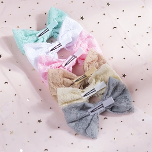 Set di sei fermagli per capelli in pizzo per bambine in delicate tonalità pastello