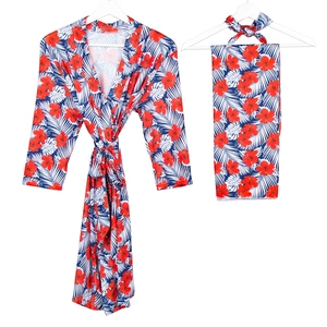 Ensemble maternité 3 pièces avec peignoir fleuri, couverture et bandeau assortis