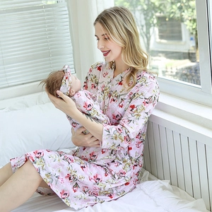 Chemise de nuit de maternité fleurie et ensemble emmaillotage assorti pour nouveau-né