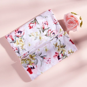 Détail de la couverture pour bébé à motifs tulipes roses avec couture de finition soignée