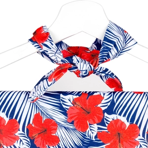 Détail de l'encolure du peignoir de maternité avec imprimé hibiscus tropical et nœud élégant