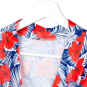 Vue détaillée des coutures et du motif floral tropical sur la robe de maternité