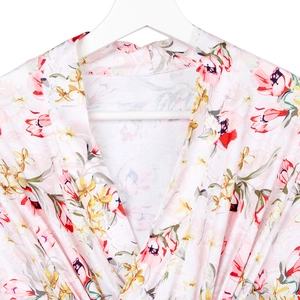 Détail du peignoir de maternité rose à fleurs avec col en V et tissu en coton doux