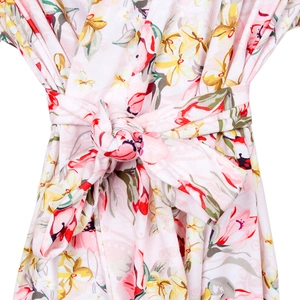 Détails du tissu à fleurs roses de la chemise de nuit maternité avec ceinture nouée